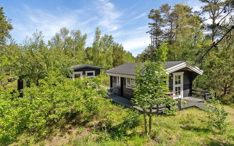 Ascen - 300M from the Sea: Wohngebiet, Strauch, Haus, Zuhause, Garten, Estate, Schatten, Landscaping, Rasen