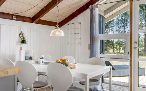 Eliana - 350M from the Sea: Möbel, Interior Design, Light Fixture, Flooring, Holz, Decke, Küche & Esszimmer Tisch, Stuhl, Tabelle, Esszimmer