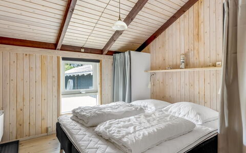 Eliana - 350M from the Sea: Holz, Schlafzimmer, Decke, Bett, Interior Design, Fussboden, Zuhause, Möbel, Bedding, Bettdecke