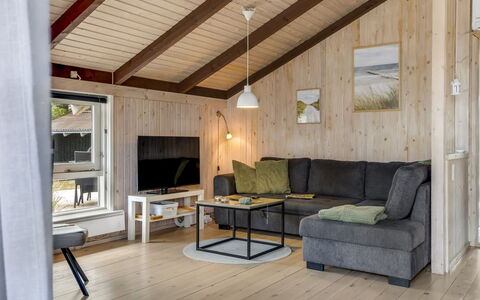 Eliana - 350M from the Sea: Holz, Flooring, Decke, Interior Design, Fussboden, Möbel, Holzboden, Zimmer, Zuhause, Wohnzimmer