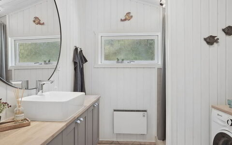 Ally - 250M from the Sea: Armatur, Interior Design, Decke, Flooring, Zapfhahn, Fussboden, Installation, Zimmer, Sinken, Badezimmer