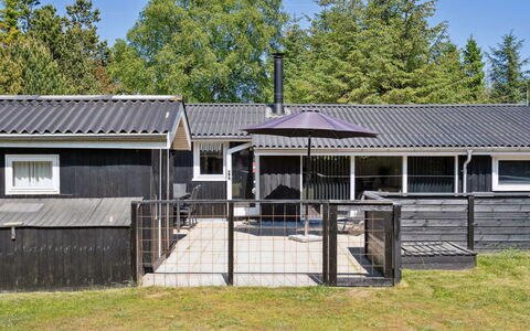 Ally - 250M from the Sea: Haus, Dach, Zuhause, Hütte, Abstellgleis, Zaun, Hinterhof, Schatten, Veranda, Garten