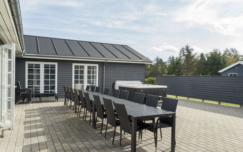 Damita - 350M from the Sea: Holz, Zuhause, Veranda, Deck, Hartholz, Dach, Holzbeize, Holzboden, Eco Hotel