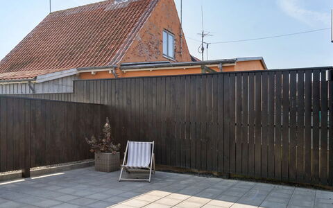 Evgenia - 950M from the Sea: Holz, Verbundwerkstoff, Hartholz, Home Fechten, Zaun, Schatten, Planke, Beton, Holzbeize