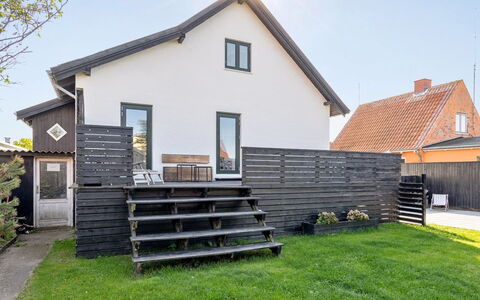 Evgenia - 950M from the Sea: Holz, Haus, Zuhause, Abstellgleis, Dach, Hütte, Wohngebiet, Veranda, Tür, Verbundwerkstoff