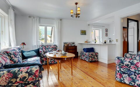 Ater - 800M from the Sea: Möbel, Interior Design, Tabelle, Couch, Decke, Flooring, Wohnzimmer, Stuhl, Fussboden, Zimmer