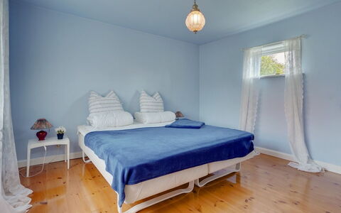 Ater - 800M from the Sea: Blau, Möbel, Interior Design, Schlafzimmer, Bett, Fussboden, Flooring, Textil, Bedding, Linens