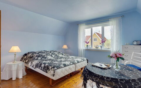 Ater - 800M from the Sea: Blau, Möbel, Bett, Interior Design, Schlafzimmer, Flooring, Fussboden, Bettdecke, Bedding, Decke