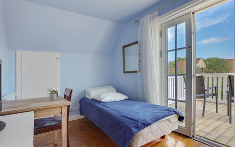 Ater - 800M from the Sea: Holz, Fussboden, Schlafzimmer, Möbel, Zuhause, Flooring, Bett, Tür, Wohnung, Holzboden