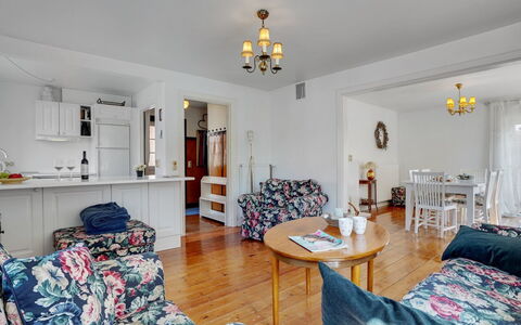 Ater - 800M from the Sea: Möbel, Interior Design, Flooring, Holz, Couch, Decke, Fussboden, Wohnzimmer, Zimmer, Tabelle