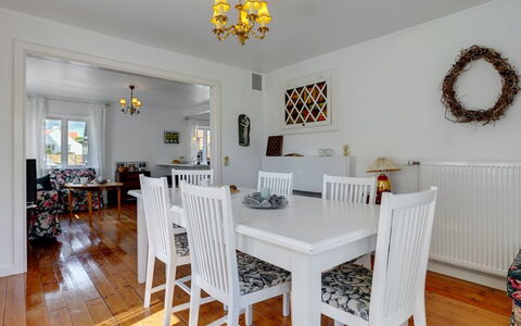 Ater - 800M from the Sea: Möbel, Interior Design, Flooring, Fussboden, Holz, Decke, Esszimmer, Tabelle, Light Fixture, Stuhl