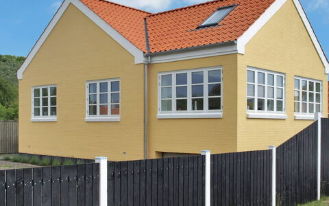 Janes - 400M from the Sea: Wohngebiet, Dach, Vorort, Auffahrt, Estate, Kamin