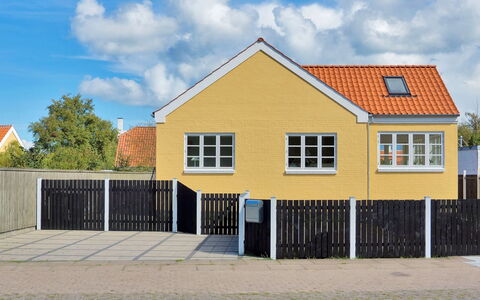 Janes - 400M from the Sea: Wohngebiet, Dach, Vorort, Auffahrt, Estate, Kamin