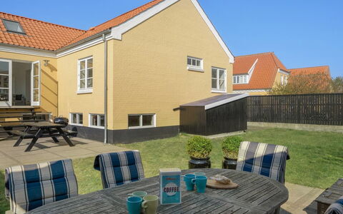 Janes - 400M from the Sea: Wohngebiet, Dach, Vorort, Auffahrt, Estate, Kamin