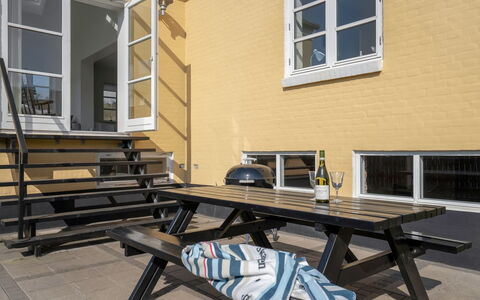 Janes - 400M from the Sea: Wohngebiet, Dach, Vorort, Auffahrt, Estate, Kamin