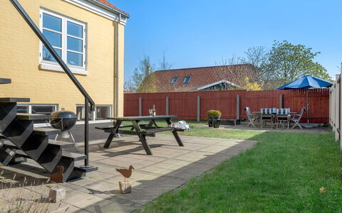 Janes - 400M from the Sea: Wohngebiet, Dach, Vorort, Auffahrt, Estate, Kamin
