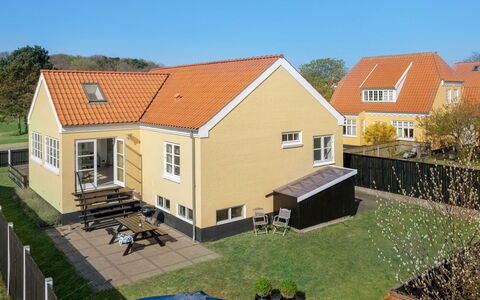 Janes - 400M from the Sea: Wohngebiet, Dach, Vorort, Auffahrt, Estate, Kamin