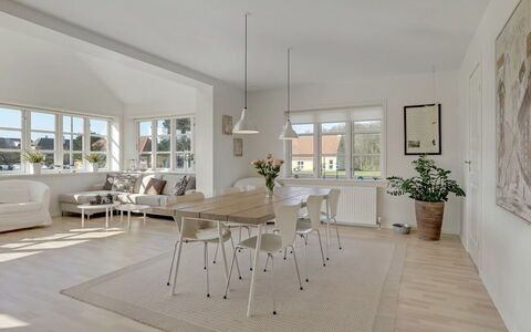 Janes - 400M from the Sea: Wohngebiet, Dach, Vorort, Auffahrt, Estate, Kamin