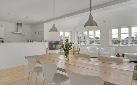 Janes - 400M from the Sea: Wohngebiet, Dach, Vorort, Auffahrt, Estate, Kamin