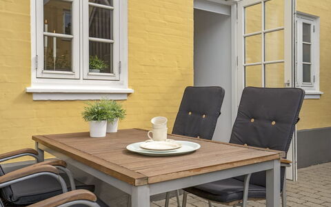 Stephie - 1.1Km from the Sea: Möbel, Tabelle, Stuhl, Holz, Gartenmöbel, Flooring, Küche & Esszimmer Tisch, Tisch Im Freien, Fussboden, Esszimmer