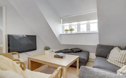 Stephie - 1.1Km from the Sea: Möbel, Interior Design, Flooring, Fussboden, Holz, Couch, Decke, Zimmer, Zuhause, Wohnzimmer