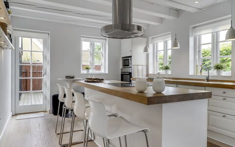Stephie - 1.1Km from the Sea: Möbel, Flooring, Interior Design, Countertop, Holz, Fussboden, Küche, Cabinetry, Decke, Holzboden