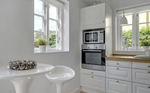 Stephie - 1.1Km from the Sea: Interior Design, Möbel, Flooring, Cabinetry, Wand, Holz, Countertop, Fussboden, Küche, Zuhause