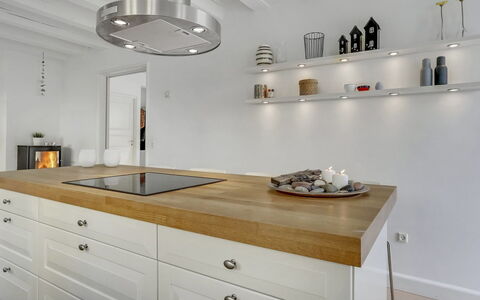 Stephie - 1.1Km from the Sea: Küche, Holz, Flooring, Countertop, Cabinetry, Interior Design, Decke, Light Fixture, Möbel, Fussboden