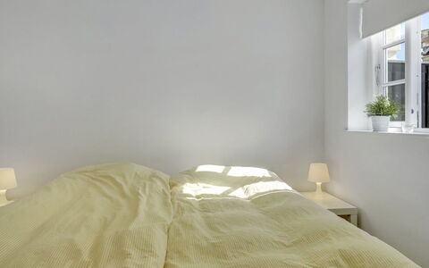 Stephie - 1.1Km from the Sea: Schlafzimmer, Wand, Bett, Bedding, Interior Design, Bettdecke, Fussboden, Flooring, Linens, Decke