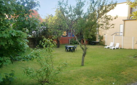 Harro - 150M from the Sea: Garten, Strauch, Rasen, Hinterhof, Garten, Schatten, Landscaping, Stuhl, Gartenmöbel, Hof