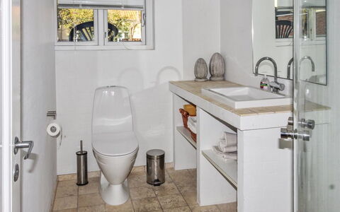 Harro - 150M from the Sea: Toilleten Sitz, Badezimmer, Armatur, Toilette, Flooring, Wand, Interior Design, Fussboden, Sinken, Bad Sink