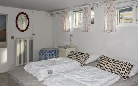 Harro - 150M from the Sea: Möbel, Bett, Schlafzimmer, Interior Design, Fussboden, Textil, Bedding, Linens, Bettdecke, Flooring