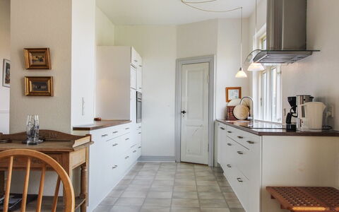 Harro - 150M from the Sea: Flooring, Interior Design, Möbel, Cabinetry, Fussboden, Countertop, Küche, Holz, Decke, Light Fixture