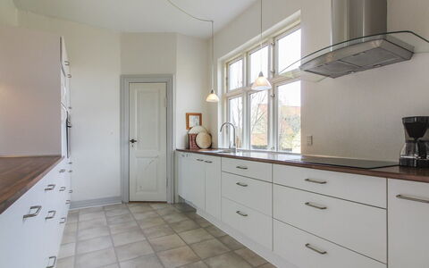 Harro - 150M from the Sea: Flooring, Holz, Cabinetry, Interior Design, Fussboden, Küche, Countertop, Decke, Schublade, Zuhause