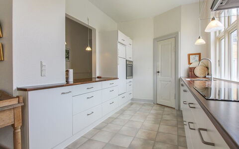 Harro - 150M from the Sea: Flooring, Interior Design, Cabinetry, Fussboden, Küche, Countertop, Decke, Küchengerät, Möbel, Beleuchtung