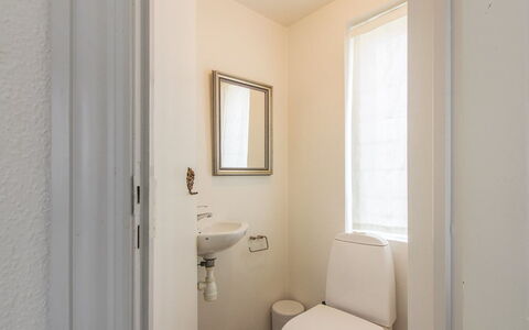 Harro - 150M from the Sea: Wand, Fussboden, Interior Design, Armatur, Flooring, Toilleten Sitz, Toilette, Bad Sink, Badezimmer, Zimmer