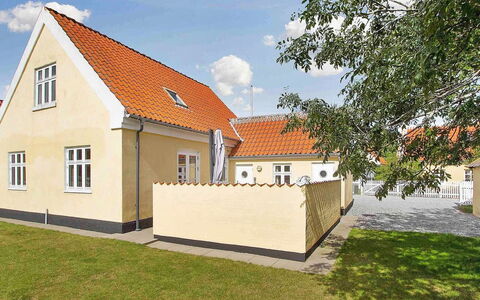 Minte - 450M from the Sea: Dach, Fassade, Haus, Die Architektur, Wohngebiet, Zuhause, Menschliche Siedlung, Tür, Hütte, Estate