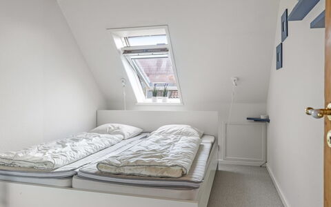 Minte - 450M from the Sea: Bett, Schlafzimmer, Fussboden, Holz, Bedding, Bettdecke, Flooring, Interior Design, Möbel, Bettrahmen