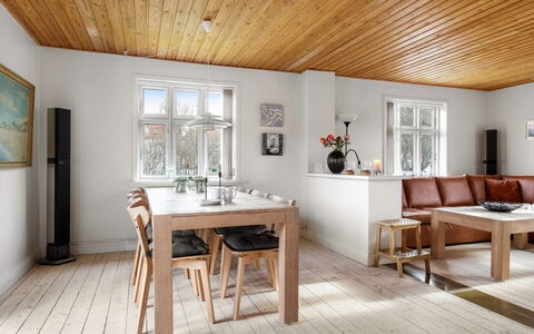 Minte - 450M from the Sea: Decke, Flooring, Interior Design, Fussboden, Verbundwerkstoff, Möbel, Resort, Hotel, Design, Daylighting