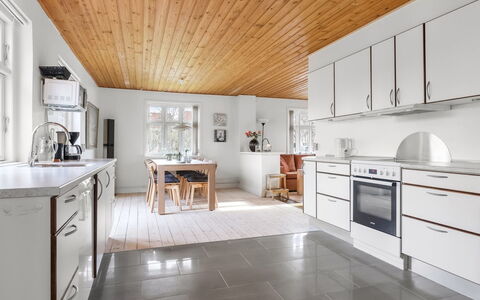 Minte - 450M from the Sea: Decke, Flooring, Interior Design, Fussboden, Verbundwerkstoff, Möbel, Resort, Hotel, Design, Daylighting
