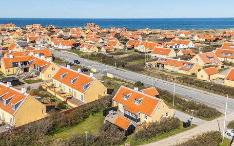 Hialmar - 400M from the Sea: Die Architektur, Dach, Zuhause, Verbundwerkstoff, Daylighting, Abstellgleis, Auffahrt