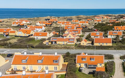 Hialmar - 400M from the Sea: Die Architektur, Dach, Zuhause, Verbundwerkstoff, Daylighting, Abstellgleis, Auffahrt