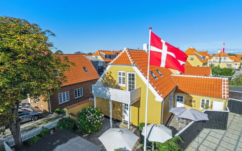 Ortrud - 200M from the Sea: Hütte, Zuhause, Haus, Dach, Veranda, Estate, Abstellgleis, Gartenbauten, Bauernhaus, Garten