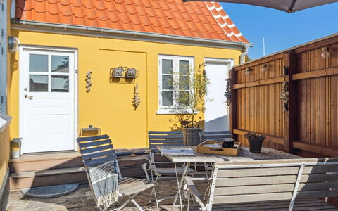 Ortrud - 200M from the Sea: Hütte, Zuhause, Haus, Dach, Veranda, Estate, Abstellgleis, Gartenbauten, Bauernhaus, Garten