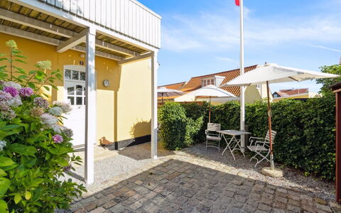 Ortrud - 200M from the Sea: Hütte, Zuhause, Haus, Dach, Veranda, Estate, Abstellgleis, Gartenbauten, Bauernhaus, Garten