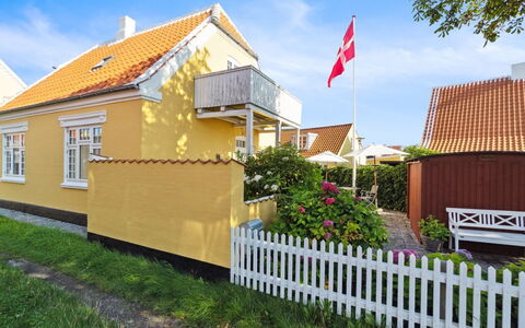 Ortrud - 200M from the Sea: Hütte, Zuhause, Haus, Dach, Veranda, Estate, Abstellgleis, Gartenbauten, Bauernhaus, Garten