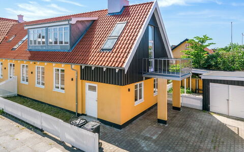 Elnara - 900M from the Sea: Wohngebiet, Dach, Vorort, Auffahrt, Estate, Kamin