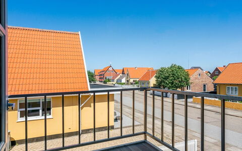 Elnara - 900M from the Sea: Wohngebiet, Dach, Vorort, Auffahrt, Estate, Kamin