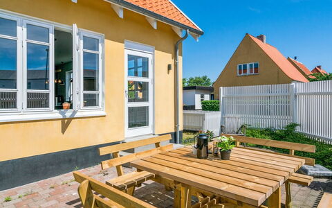 Sölve - 900M from the Sea: Zuhause, Schatten, Hütte, Veranda, Abstellgleis, Estate, Zaun, Gartenmöbel, Balkon, Garten