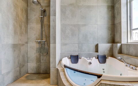 Sölve - 900M from the Sea: Badewanne, Armatur, Badezimmer, Flooring, Interior Design, Fussboden, Installation, Zapfhahn, Dusche, Fliese